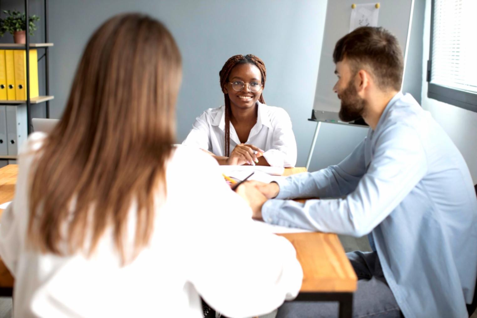 Estudiantes colaborando en proyectos financieros